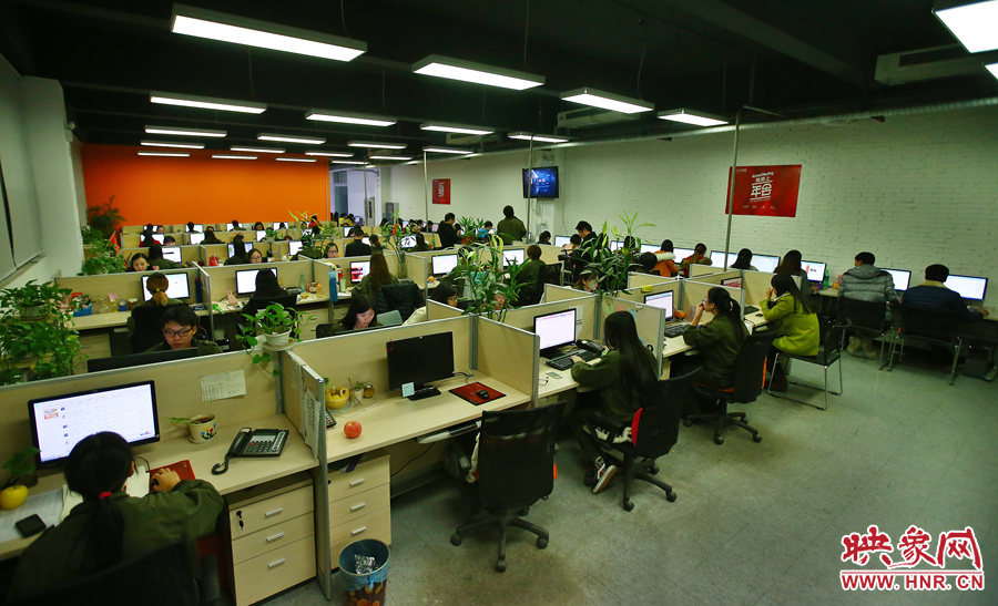 客服大廳內(nèi)，每天電腦前都坐著忙碌的客服人員