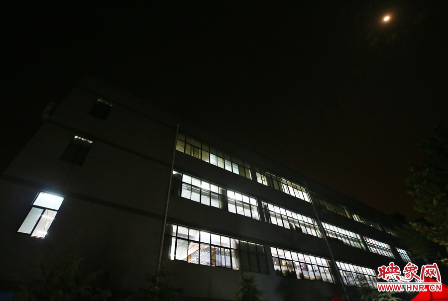 夜已深，燈火通明的大廳內(nèi)卻熱火朝天