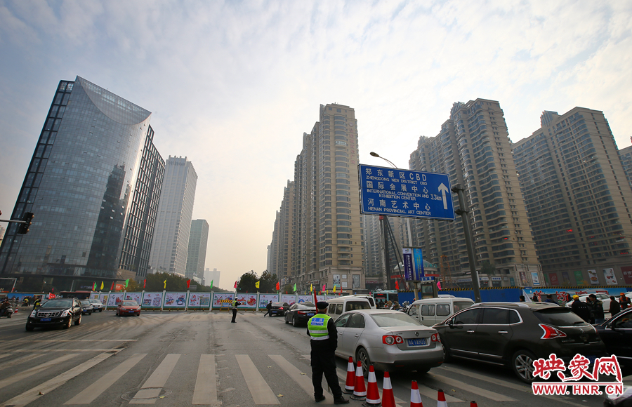 由于圍擋，汽車司機(jī)看不到對面的紅綠燈，車輛通行全靠交警現(xiàn)場指揮