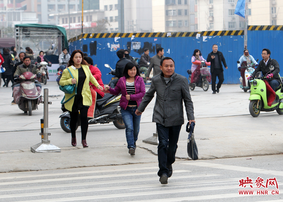 因為堵車，許多上班族飛奔在路上