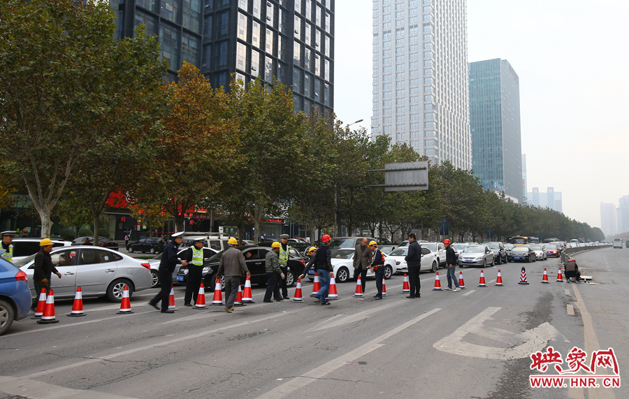早上高峰期到來前，交警和工作人員設(shè)置道路引導(dǎo)警示樁