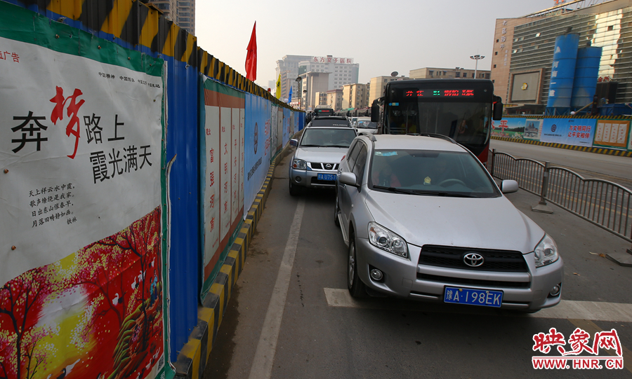 每條路的路口都壓縮成雙車道，大大減緩了汽車通行速度