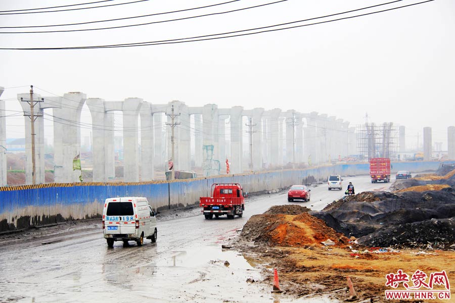 鄭平路柴郭轉(zhuǎn)盤處以及圍擋兩邊預留的道路坑坑洼洼，無人維護，造成事故頻發(fā)，經(jīng)常堵車。