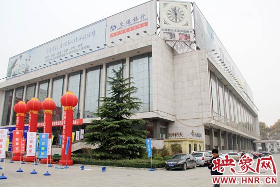 11月28日，記者從鄭州市政府獲悉，河南省人民會堂決定拆除違法存在10多年的巨型樓頂廣告。
