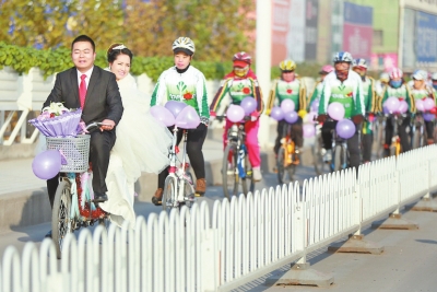 綿延百余米的單車(chē)迎親隊(duì)騎行在王城大橋上，好一道獨(dú)特亮麗的風(fēng)景！
