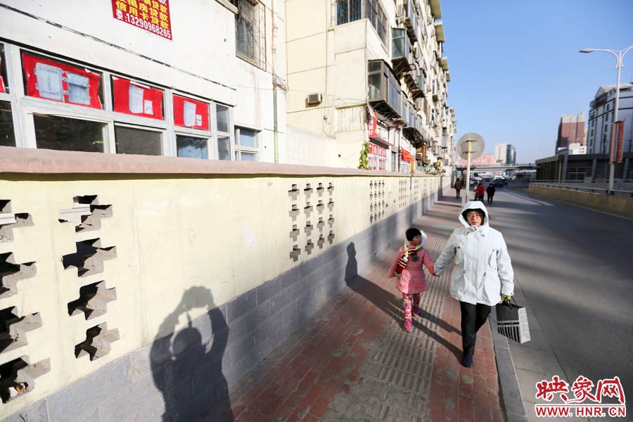 市民從墻外走過。