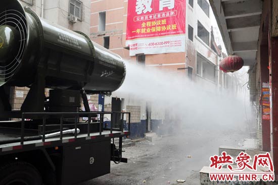 針對造成霧霾的主兇“建筑工地?fù)P塵”，“霧炮車”降塵除塵效果能到到80%。