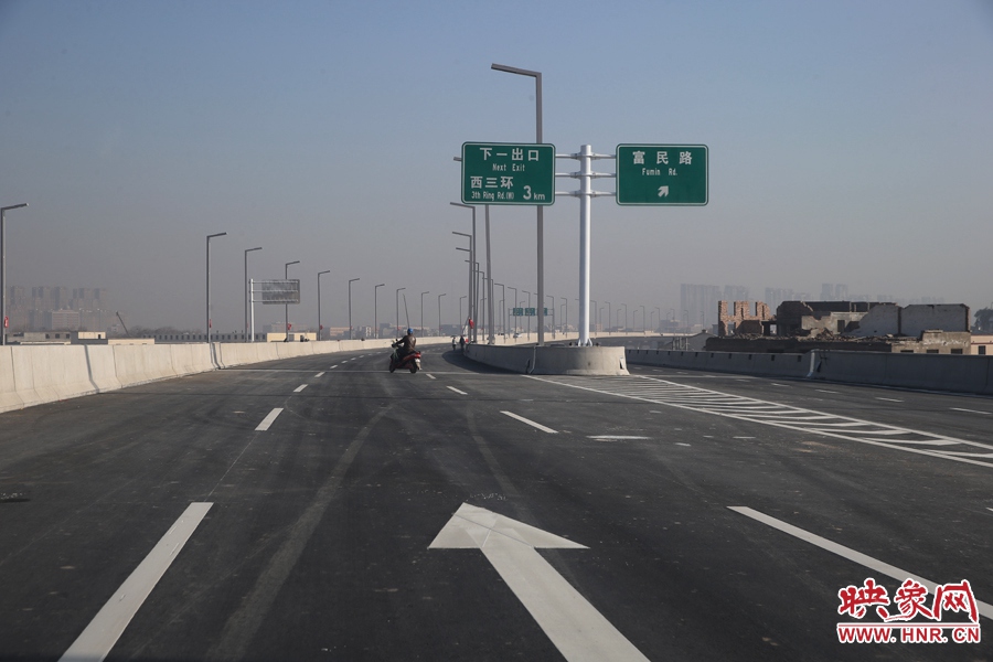 西三環(huán)方向與富民路出口。