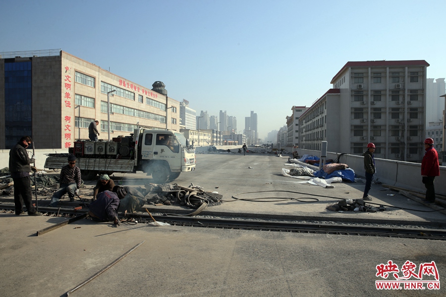 由西向東方向，嵩山南路出口以東，仍在緊張施工中。