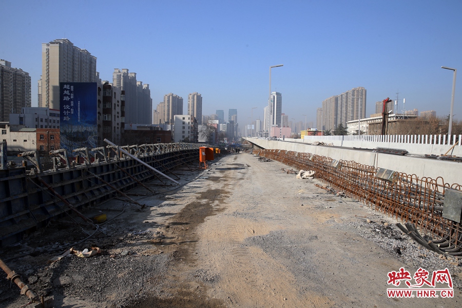 由西向東方向，嵩山南路出口以東，仍在緊張施工中。