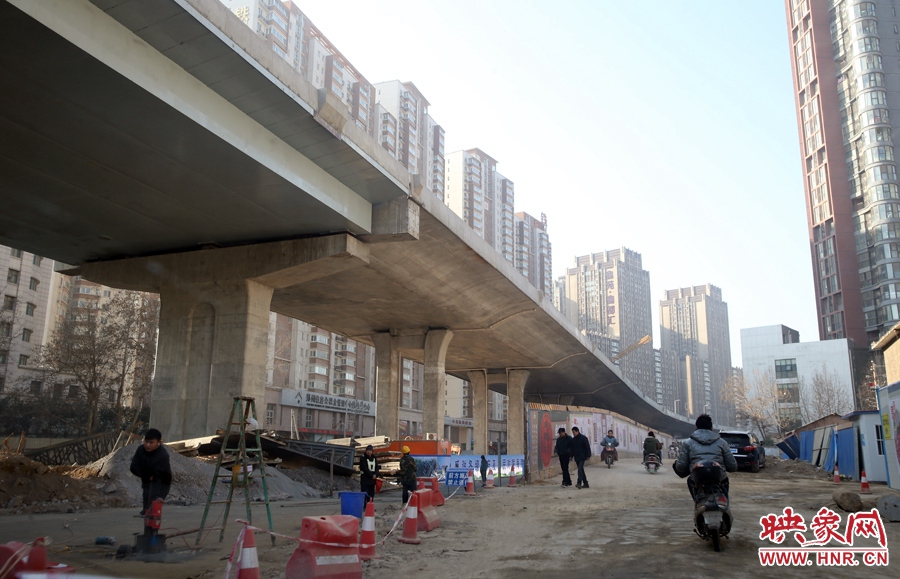 由西向東方向，嵩山南路出口以東，仍在緊張施工中。