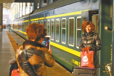鄭州火車站又見綠皮車,車前留個影。