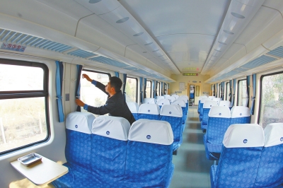 硬座車廂 藍色座套，清清爽爽。