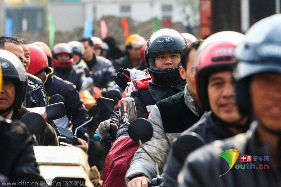 2015年2月10日，廣東佛山，順德龍山加油站為返鄉(xiāng)摩托車(chē)免費(fèi)加油。