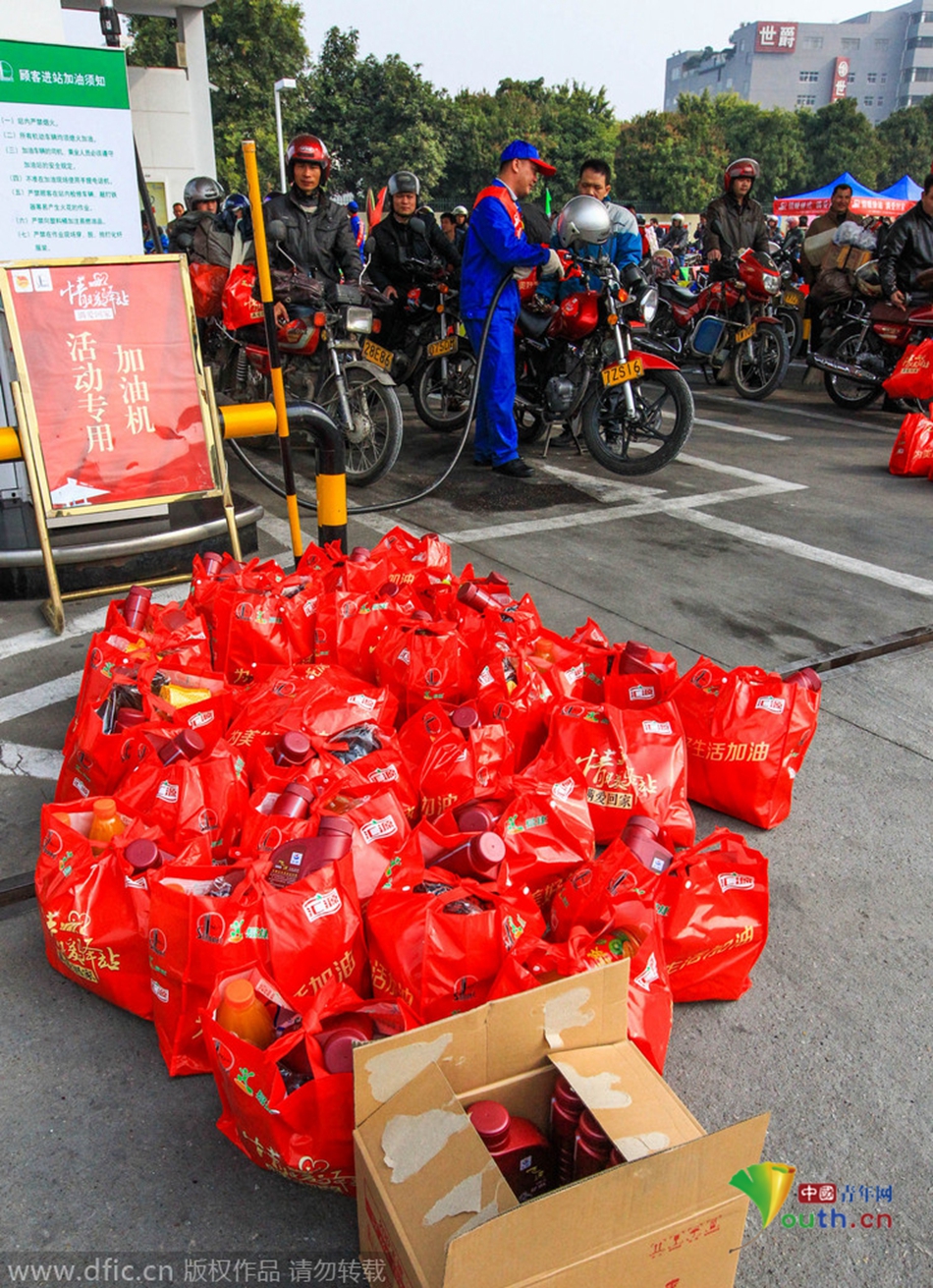 2015年2月10日，廣東佛山，順德龍山加油站為返鄉(xiāng)摩托車(chē)免費(fèi)加油。