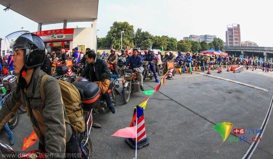 2015年2月10日，廣東佛山，順德龍山加油站為返鄉(xiāng)摩托車(chē)免費(fèi)加油。