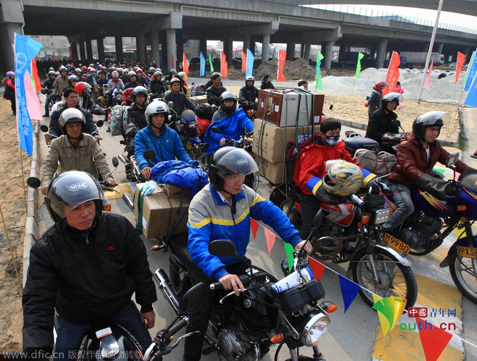 2015年2月10日，廣東佛山，順德龍山加油站為返鄉(xiāng)摩托車(chē)免費(fèi)加油。