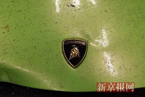 一輛蘭博基尼與一輛法拉利發(fā)生事故，現(xiàn)場(chǎng)狀況慘烈