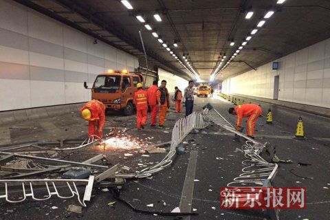 一輛蘭博基尼與一輛法拉利發(fā)生事故，現(xiàn)場(chǎng)狀況慘烈