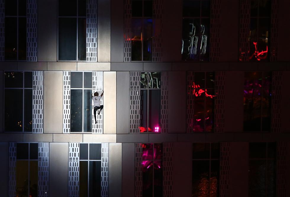 法國“蜘蛛人”夜攀世界最高扭曲大廈場面驚險(xiǎn)