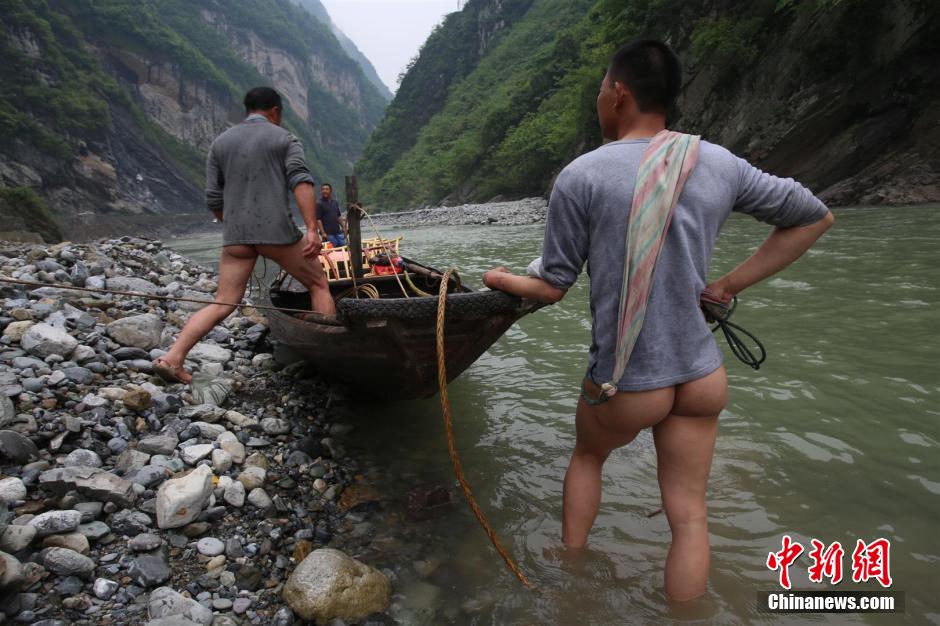 巴東神農(nóng)溪還保留著獨特的裸體纖夫拉纖景觀。