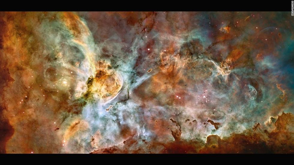 這個(gè)大星系是小恒星的誕生地，預(yù)計(jì)其中有數(shù)顆質(zhì)量為太陽(yáng)的50至100倍的恒星