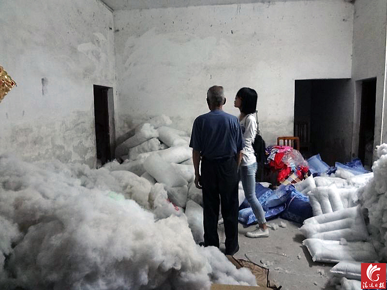 “黑心棉”堆滿了房間的每個角落。