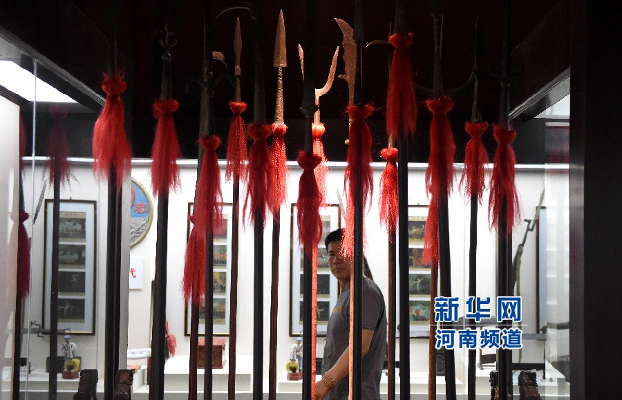 4月26日，參觀者在兵器展覽館內(nèi)參觀。
