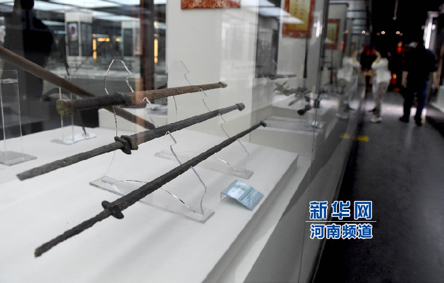 4月26日，參觀者在兵器展覽館內(nèi)參觀。
