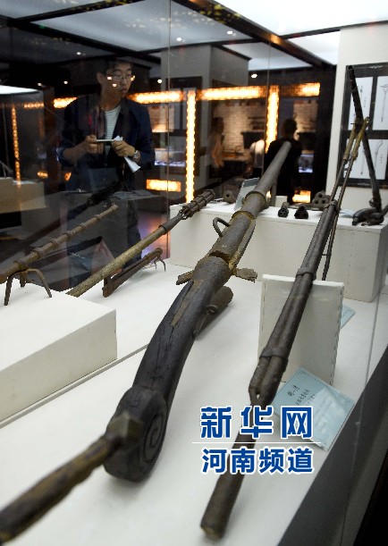 4月26日，參觀者在兵器展覽館內(nèi)參觀。