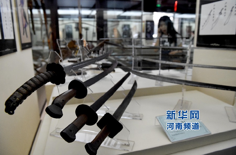 4月26日，參觀者在兵器展覽館內(nèi)參觀。