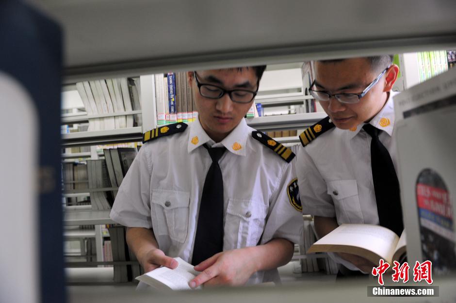 5月8日，武漢輕工大學(xué)圖書館保安吳濤與江力在圖書館交流學(xué)習(xí)。