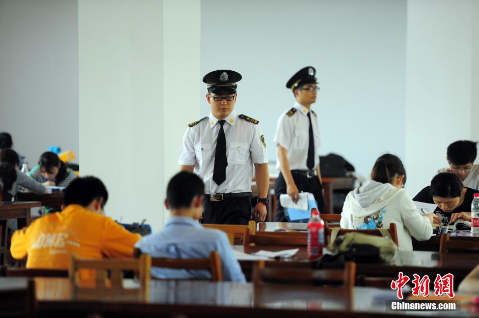 5月8日，武漢輕工大學(xué)圖書館保安黃凱、萬(wàn)文杰在圖書館巡查。中新社發(fā) 張暢 攝