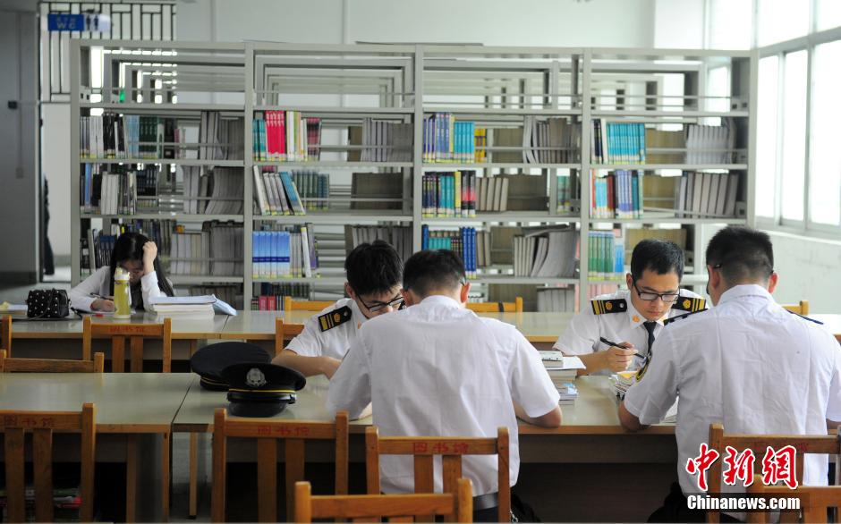 5月8日，武漢輕工大學(xué)保安黃凱在圖書館巡查。中新社發(fā) 張暢 攝