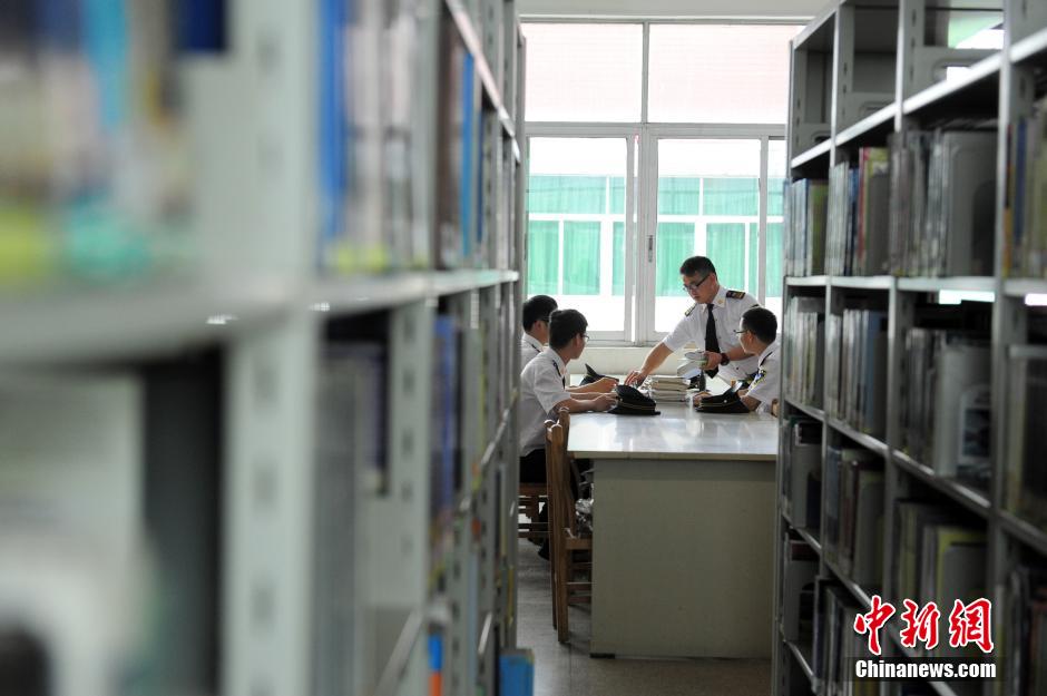 5月8日，武漢輕工大學(xué)保安吳濤、江力、黃凱、萬(wàn)文杰在圖書館學(xué)習(xí)中。中新社發(fā) 張暢 攝