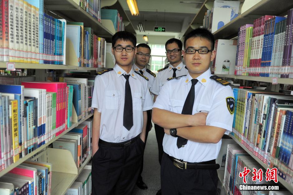 　5月8日，武漢輕工大學(xué)圖書館保安吳濤、江力、黃凱、萬(wàn)文杰。中新社發(fā) 張暢 攝
