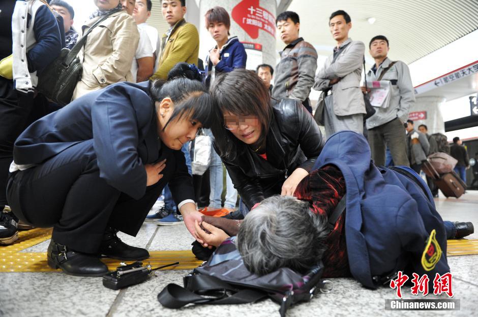 74歲老太地鐵站臺摔倒稱“有老保，不訛人”