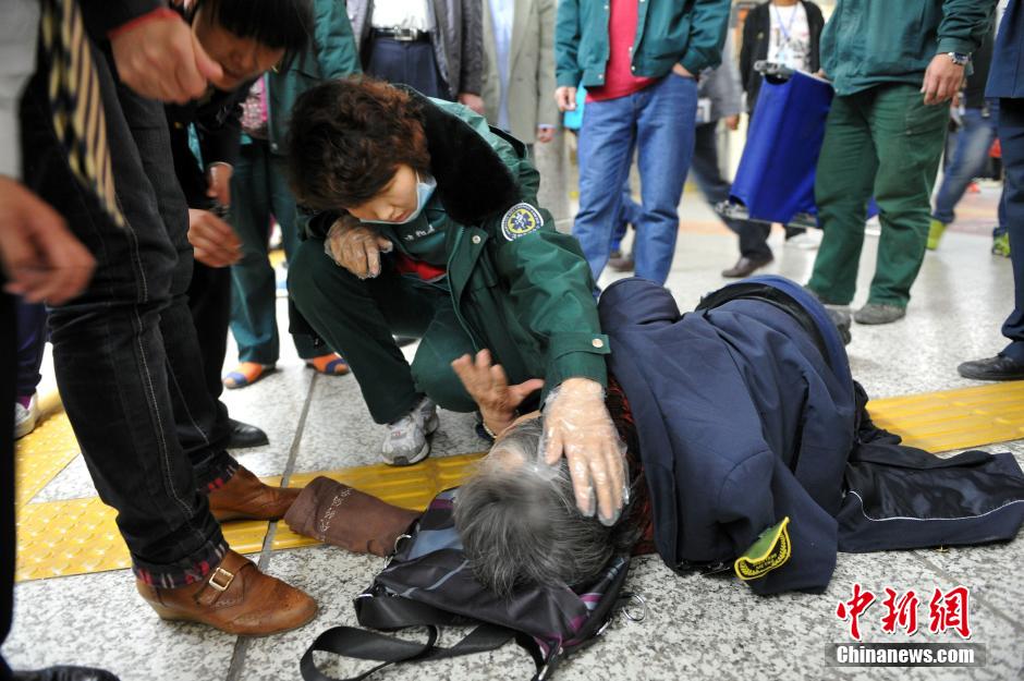 74歲老太地鐵站臺摔倒稱“有老保，不訛人”