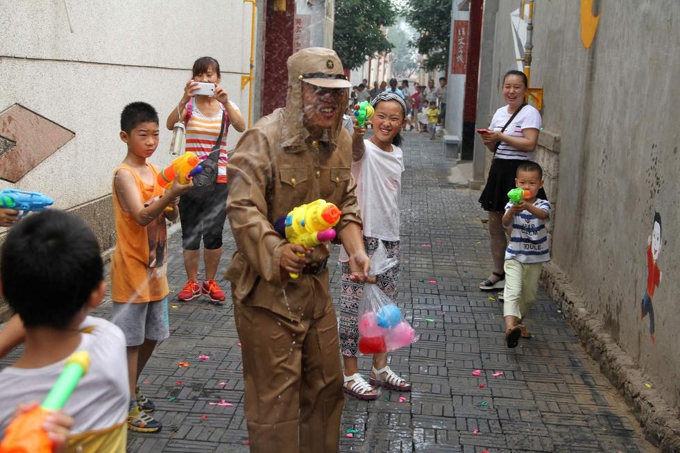 孩子們扮成八路軍手持水槍打鬼子。