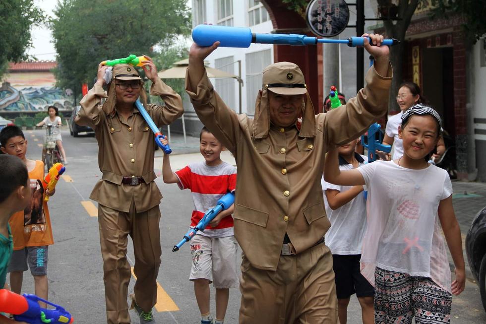 最終幾名鬼子被八路軍制服，被押著游街示眾，以此慶?？谷諔?zhàn)爭勝利70周年。
