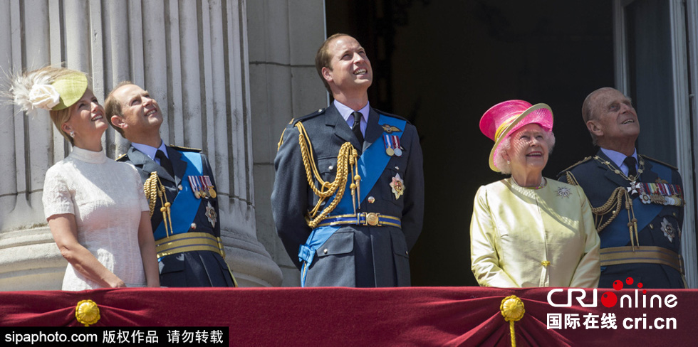 英國女王伊麗莎白二世攜眾王室成員觀看空軍飛行表演。