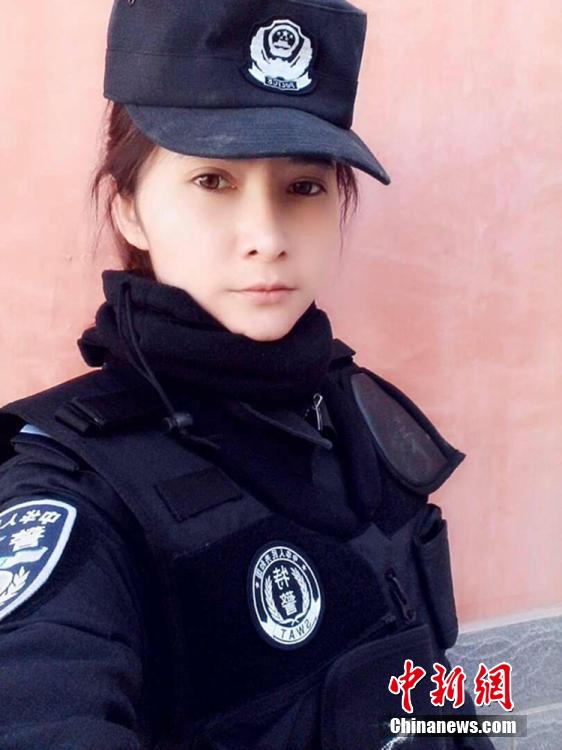 新疆兵團女民警生活照走紅網(wǎng)絡(luò) 被譽“最美警花”