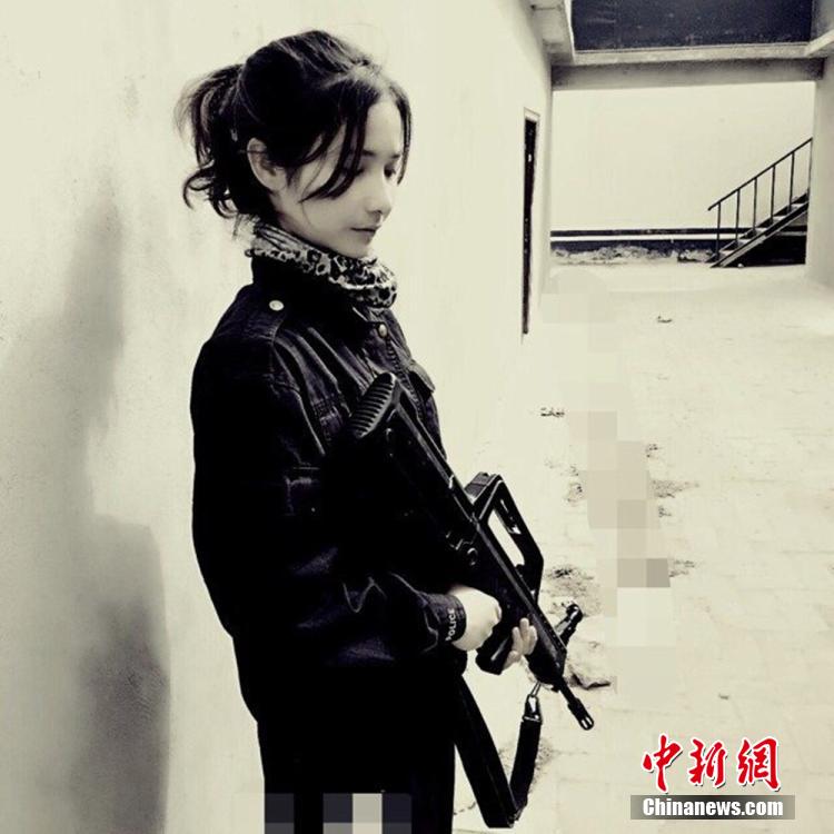 新疆兵團女民警生活照走紅網(wǎng)絡(luò) 被譽“最美警花”