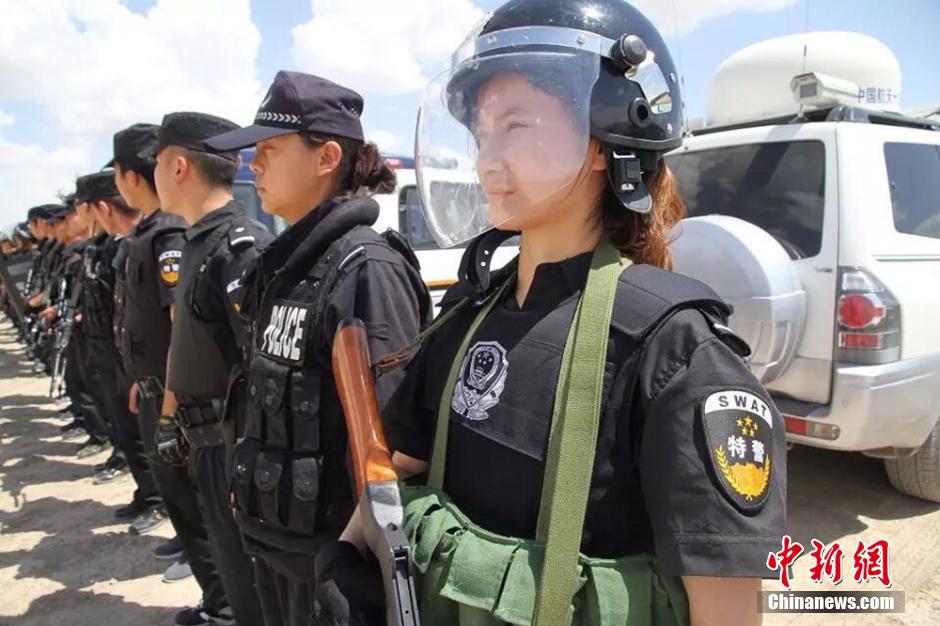 新疆兵團女民警生活照走紅網(wǎng)絡(luò) 被譽“最美警花”