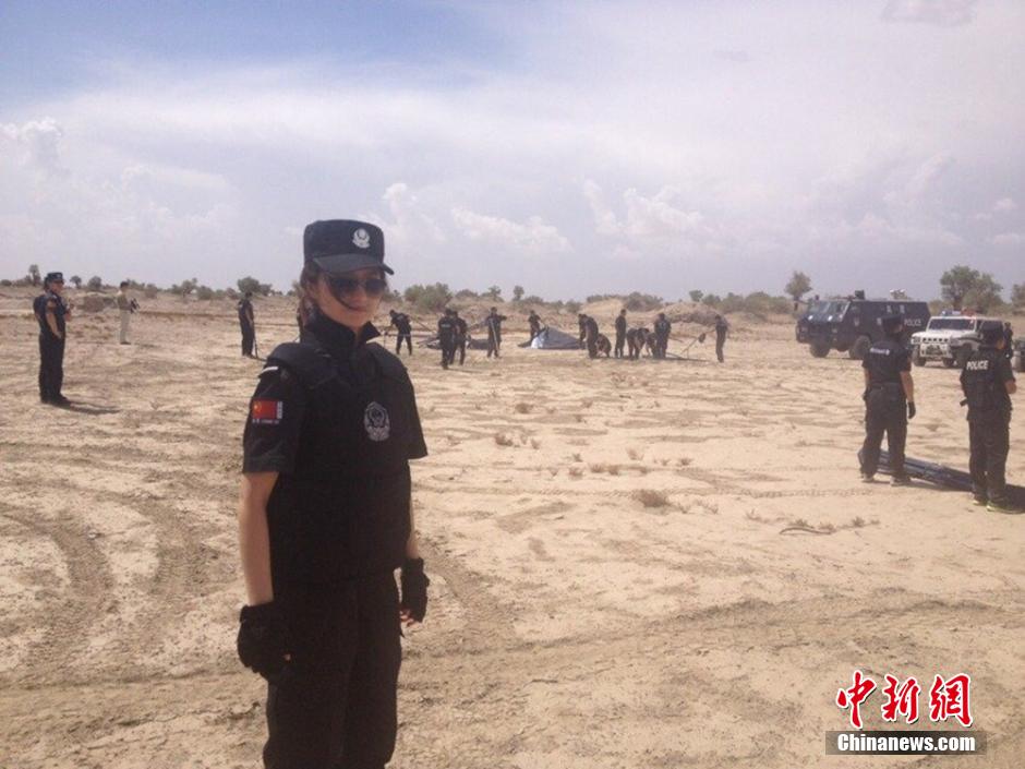 新疆兵團女民警生活照走紅網(wǎng)絡(luò) 被譽“最美警花”