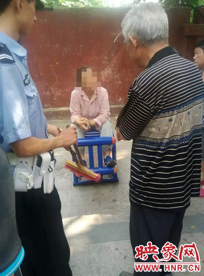 老太當(dāng)時坐在健身器材上做仰臥起坐，說環(huán)衛(wèi)工人影響她鍛煉身體了，便開始謾罵環(huán)衛(wèi)工人。
