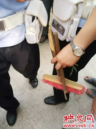 老太從環(huán)衛(wèi)工手中奪過掃帚，用腳踩斷，用力向環(huán)衛(wèi)工人的手上和腿上敲去。