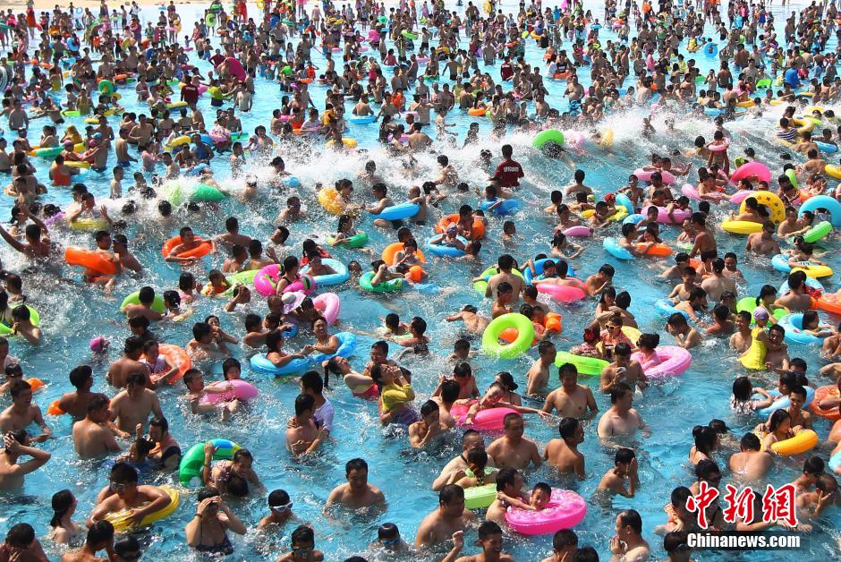 8月1日，民眾扎堆在南京湯山歡樂水魔方水上樂園戲水，享受“冰火兩重天”的涼爽和激情。連日來，中國(guó)大部分地區(qū)迎來高溫天氣。
