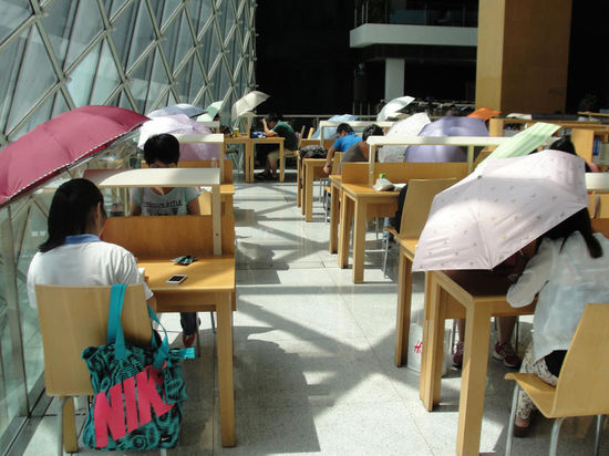 2015年8月2日，深圳圖書館，“太陽(yáng)曬進(jìn)來(lái)很熱的，我們都要撐著傘讀書。”