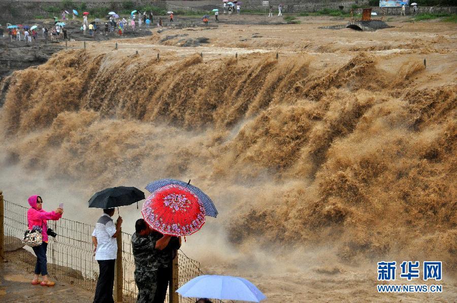 8月2日，游客在山西吉縣黃河壺口瀑布景區(qū)游覽觀瀑。